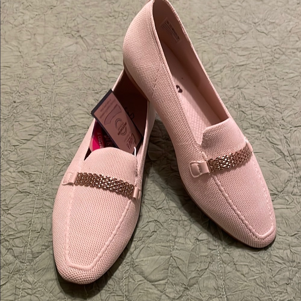 Brand new! Elegant Cream Loafers with Gold Accent
